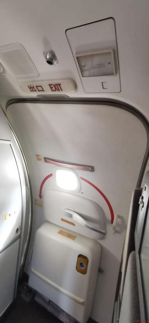 登机门在线观看,揭秘航空安全与人性挑战的惊险之旅  第3张