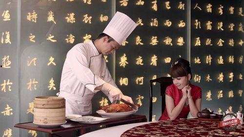 卖臭豆腐小哥爆料视频播放,臭豆腐制作过程，视频播放引发热议