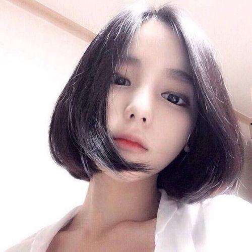 网红短发女孩吃瓜,短发网红女孩的瓜田奇遇记