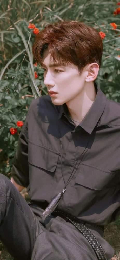 圈内人爆料白敬亭女朋友,神秘女友身份引热议