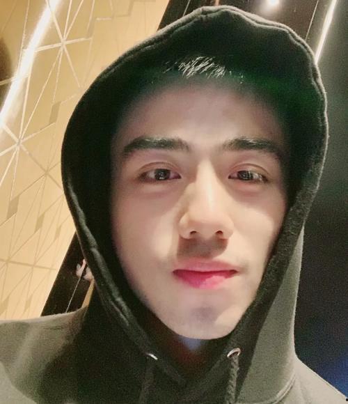 圈内人爆料白敬亭女朋友,神秘女友身份引热议 第2张 圈内人爆料白敬亭女朋友,神秘女友身份引热议 第2张